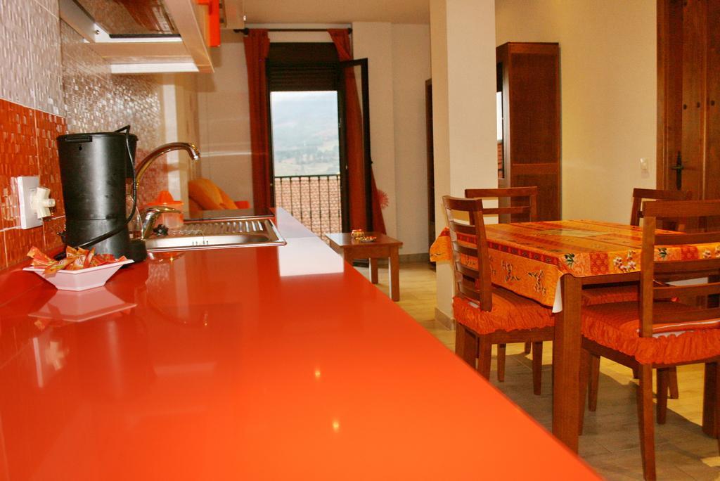 Apartamentos Turisticos Mirayuste Guadalupe  Habitación foto